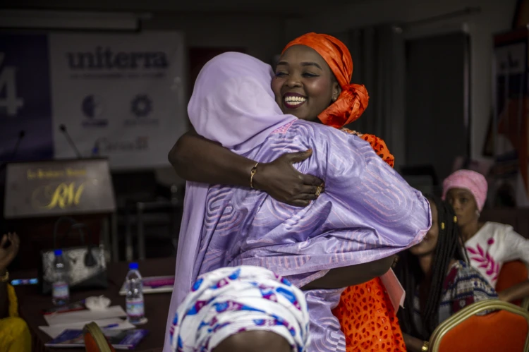 Mujeres de una comunidad sonriendo